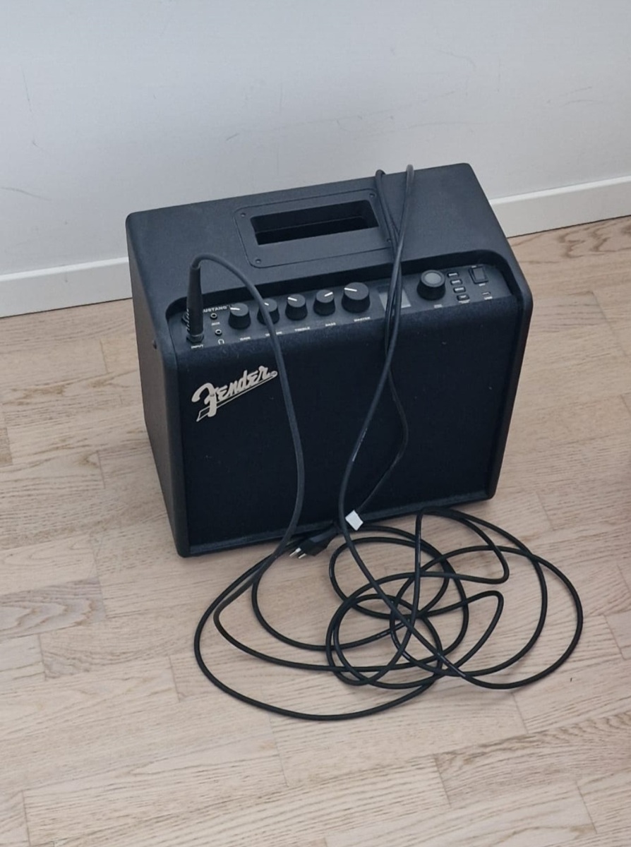 Gibson Amp Rig by a_ada featuring Fender Mustang LT25 25W and Gibson Firebird Electric Guitar