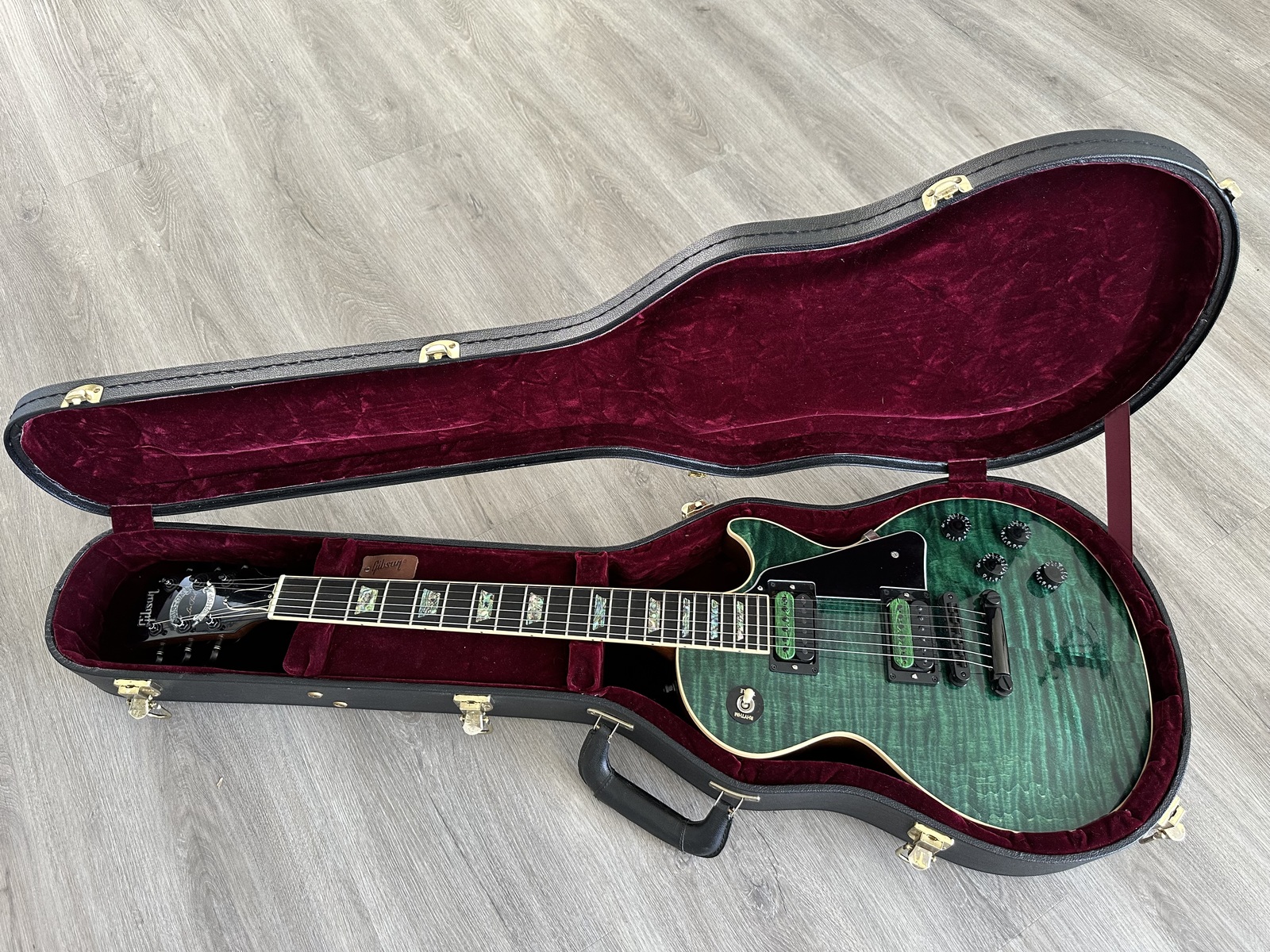 Music Gear Setup by rom_cd featuring Gibson Custom Shop Les Paul Elegant (90s Version)