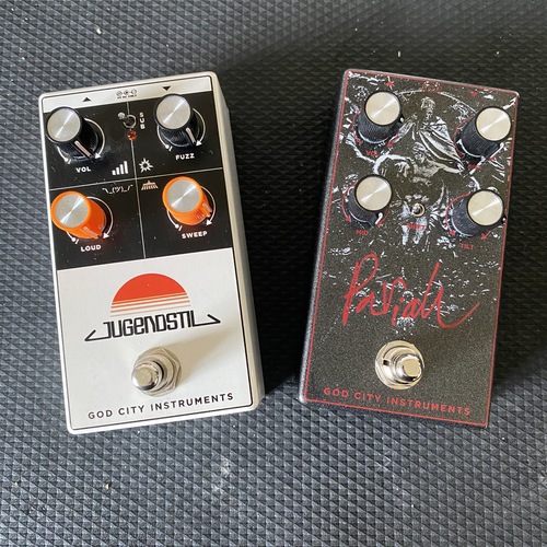 Photo of God City Instruments Pariah and more gear in a pedalboard, guitar, and amplifier