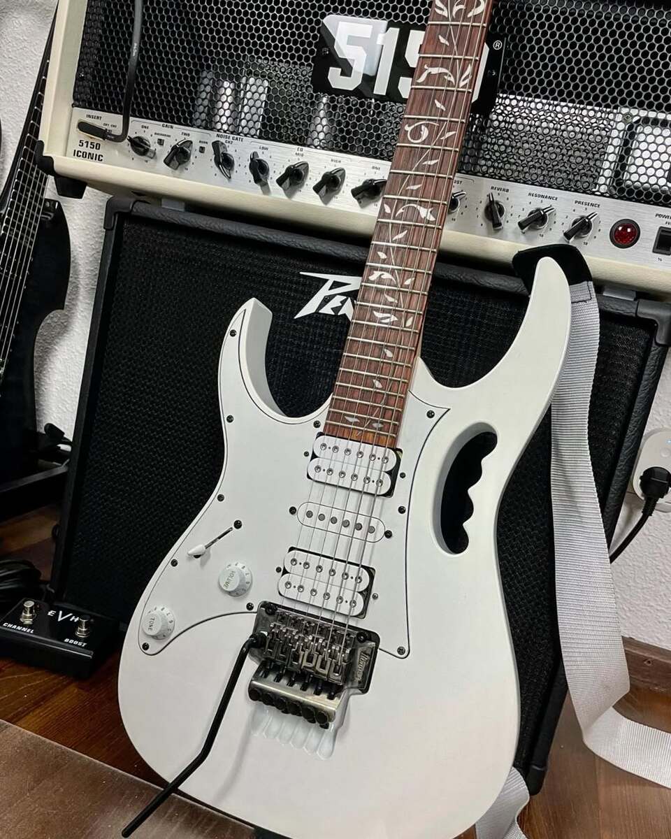 Metal Amp Rig by strugglecaster featuring EVH 5150 Iconic Series 80W Head, Ibanez JEM-JR, and Peavey 112-6 25 watt 1x12 Speaker Cabinet