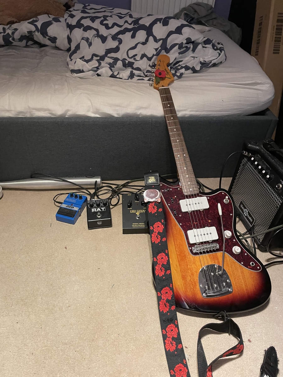 Music Gear Setup by kitzi featuring Squier Classic Vibe '60s Jazzmaster, Electro-Harmonix "Black Russian" Big Muff Pi V8, and Pro Co RAT 2 and 1 more piece of gear