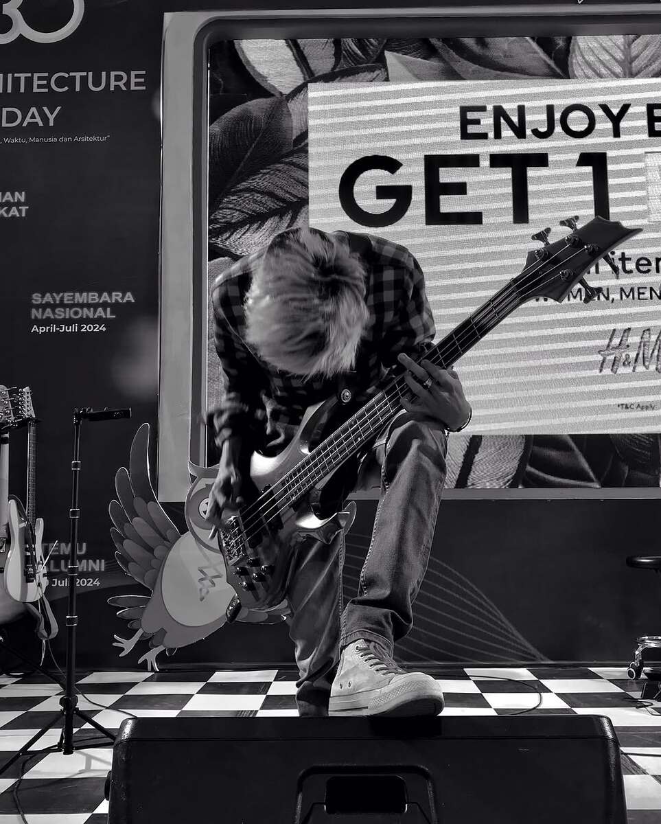 Metal Live Rig by ariansyari_ featuring ESP LTD F-204 Bass Guitar, Ernie Ball Guitar Strap, and Ernie Ball Rubber Strap Blocks (Black + Red) and 2 more pieces of gear