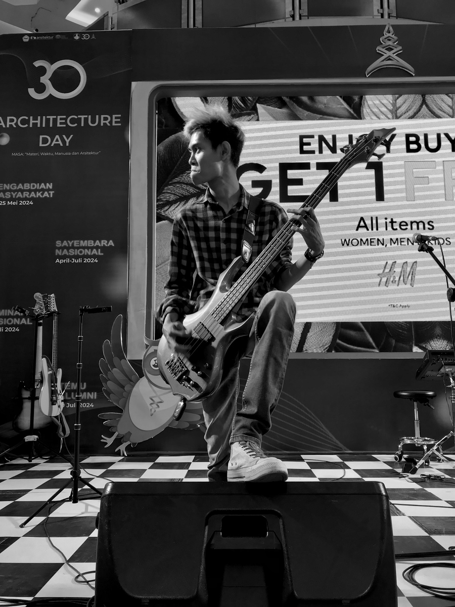 Metal Live Rig by de_enigma featuring ESP LTD F-204 Bass Guitar, Dunlop Stubby Triangle 3.0mm Dark Purple Guitar Picks, and Ernie Ball Regular Slinky Bass Strings (50-105) and 1 more piece of gear