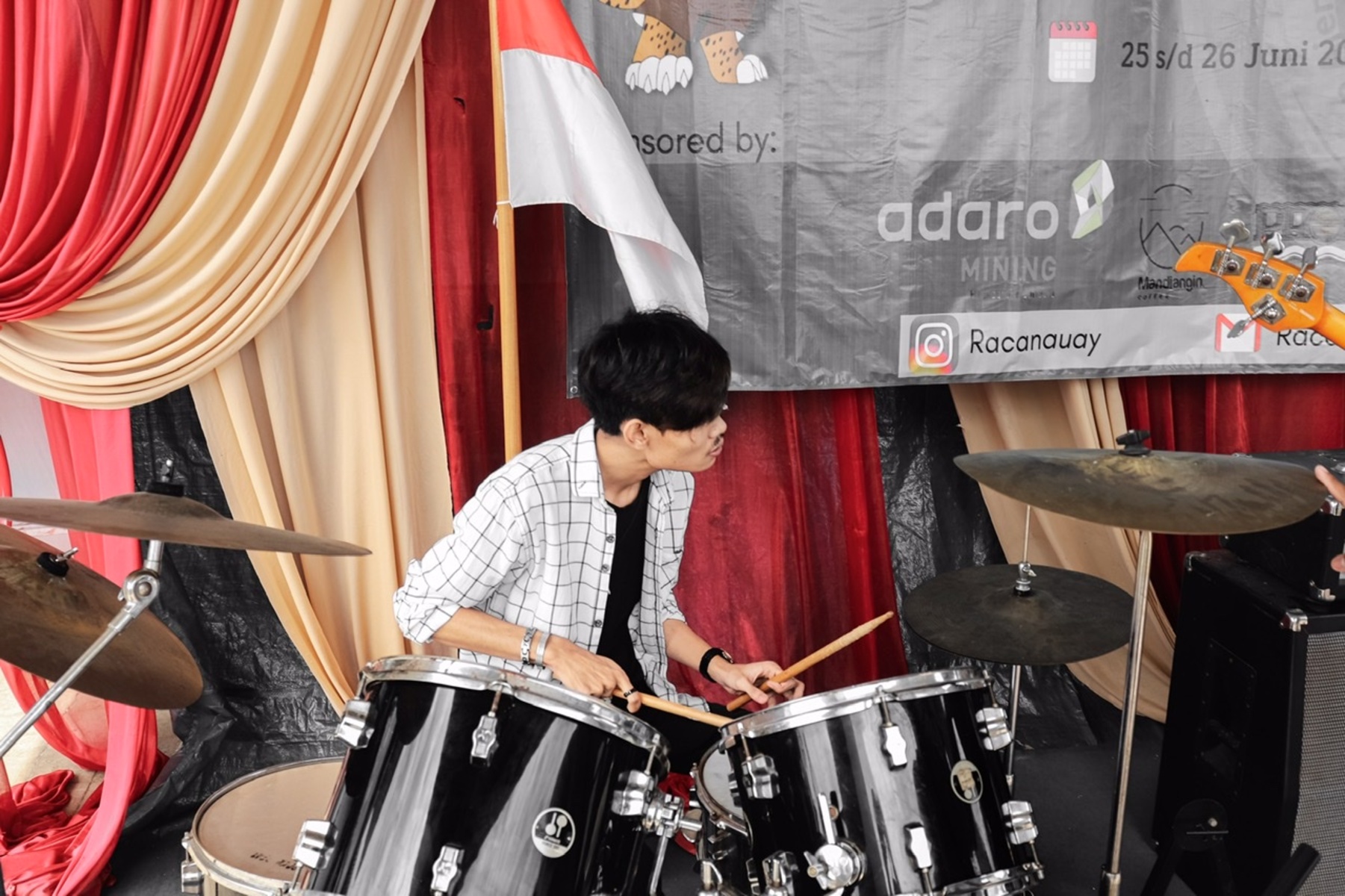 Metal Drum Kit by de_enigma featuring Sonor "force 3003" black sparkle, Zildjian 5A Natural Wood drumsticks, and Pearl Eliminator Redline Double Bass Drum Pedal - Chain Drive and 3 more pieces of gear