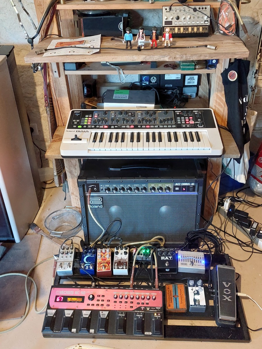 Pedalboard by franck_cesarini_wolff featuring Roland Gaia SH-01 Synthesizer, Boss RC-50 Loop Station, and Walrus Audio MAKO Series D1 High-Fidelity Stereo Delay and 9 more pieces of gear