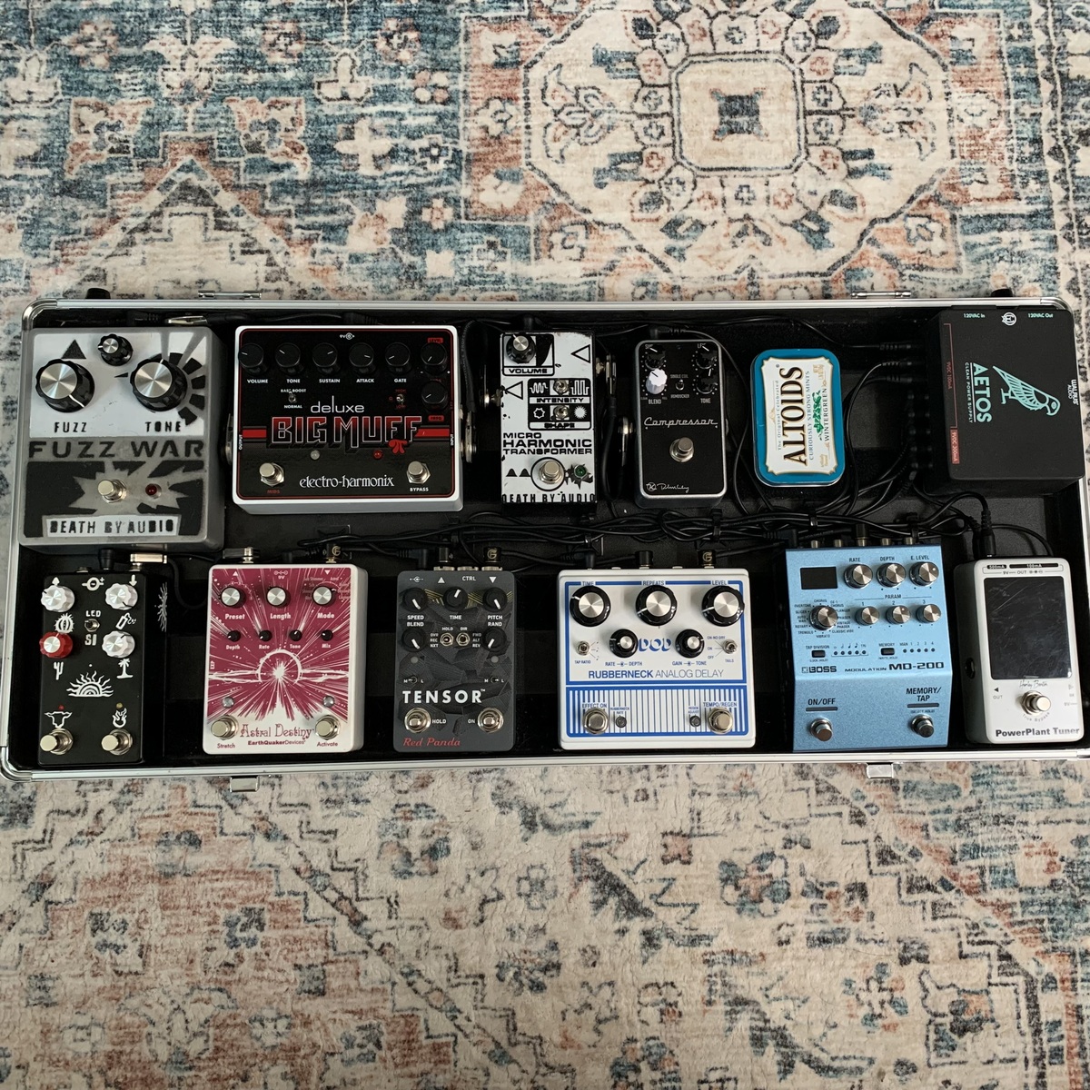 Music Gear Setup by peyro_peyro featuring Death By Audio Fuzz War, Electro-Harmonix Deluxe Big Muff Pi, and Death By Audio Micro Harmonic Transformer and 7 more pieces of gear