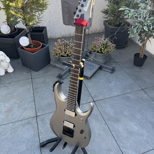 Photo of THE EVERTUNE BRIDGE and more gear in a guitar