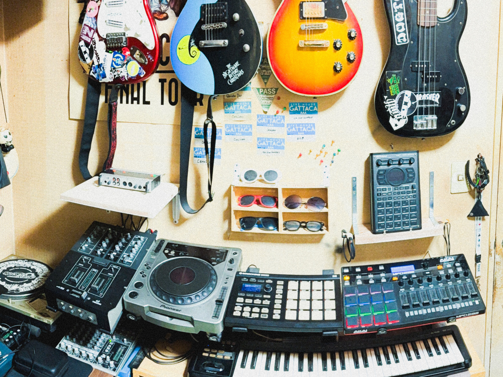 Electronic DJ Setup by 3tokio featuring Fernandes LE-1Z CAR/M, Disney Guitars DEG-1 NM, and Aria Pro II 1980 LC-500 and 10 more pieces of gear