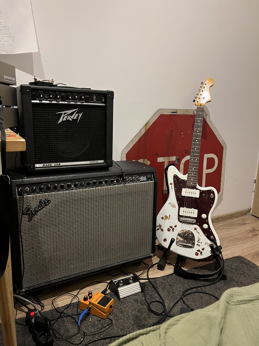 Amp Rig by fryta featuring Fender Ultimate Chorus, Peavey Rage 158 (Vintage), and Squier Classic Vibe '60s Jazzmaster