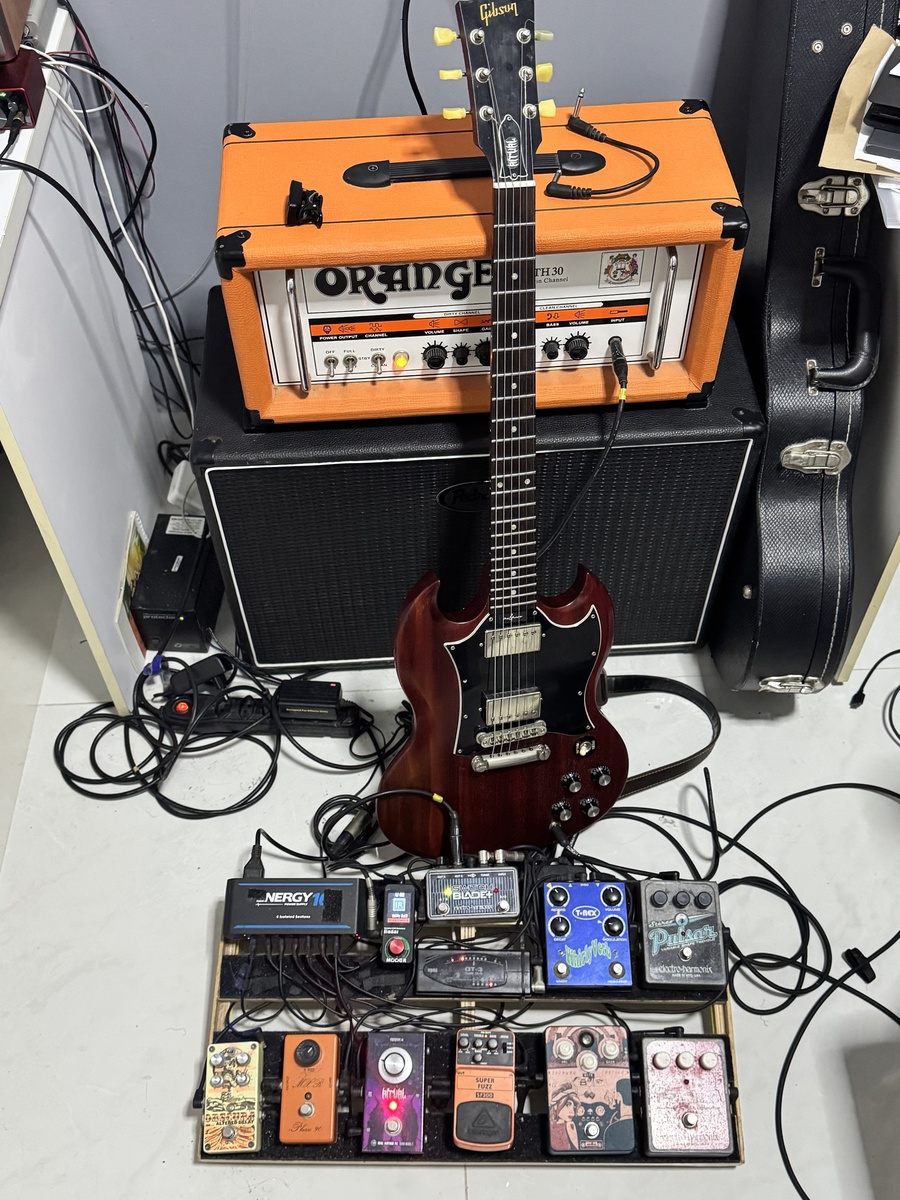 Pedalboard by dinfernandes featuring Orange Amplifiers TH30H 30W Tube Guitar Amp Head, Gibson SG Special Electric Guitar, and Electro-Harmonix Pulsar and 9 more pieces of gear