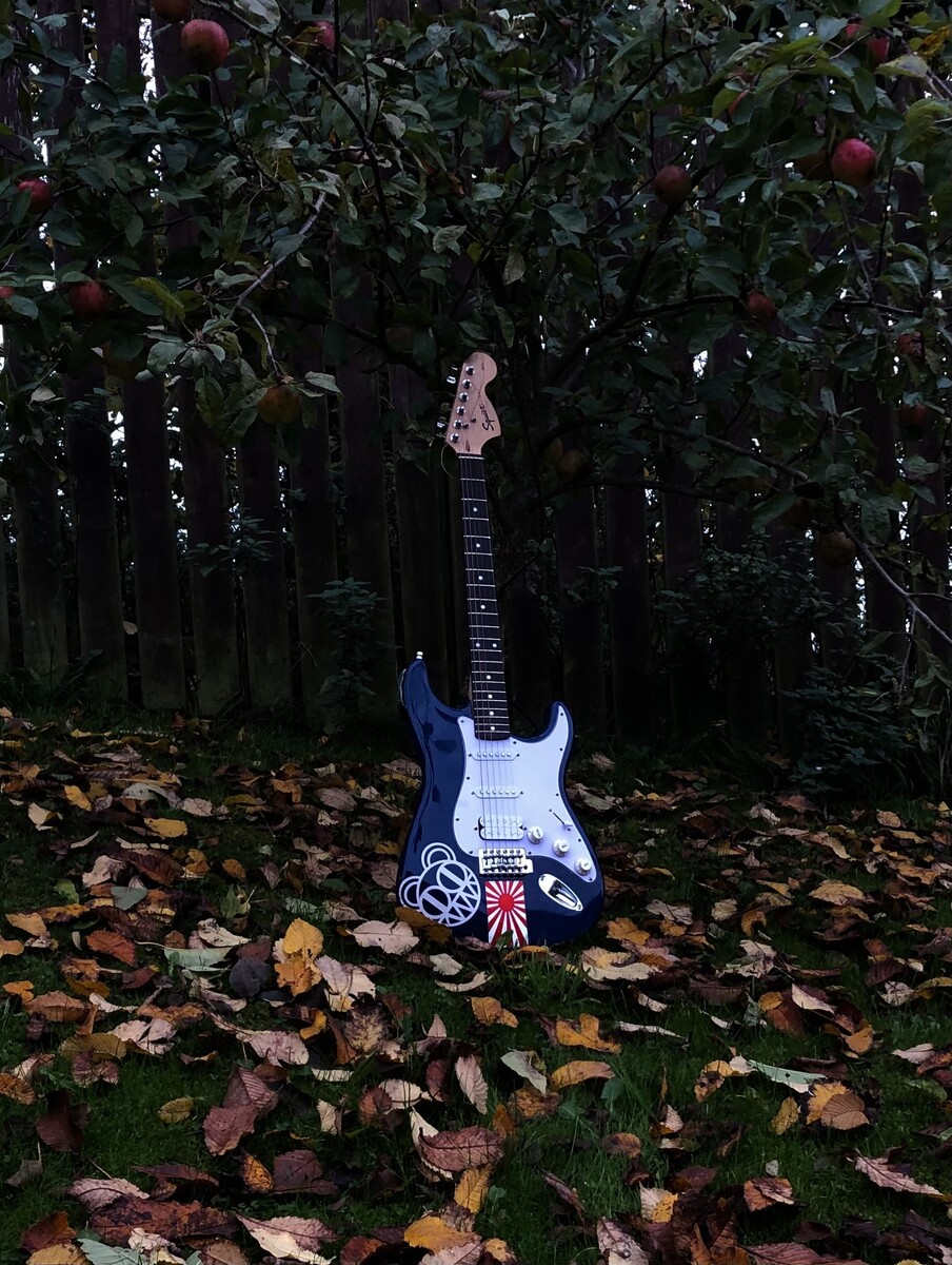 Rotosound Music Gear Setup by i7extreme featuring Rotosound R10 Roto Yellows Nickel-Steel 10-46 and Squier Affinity Series Stratocaster 21-Fret 1997 - 2000