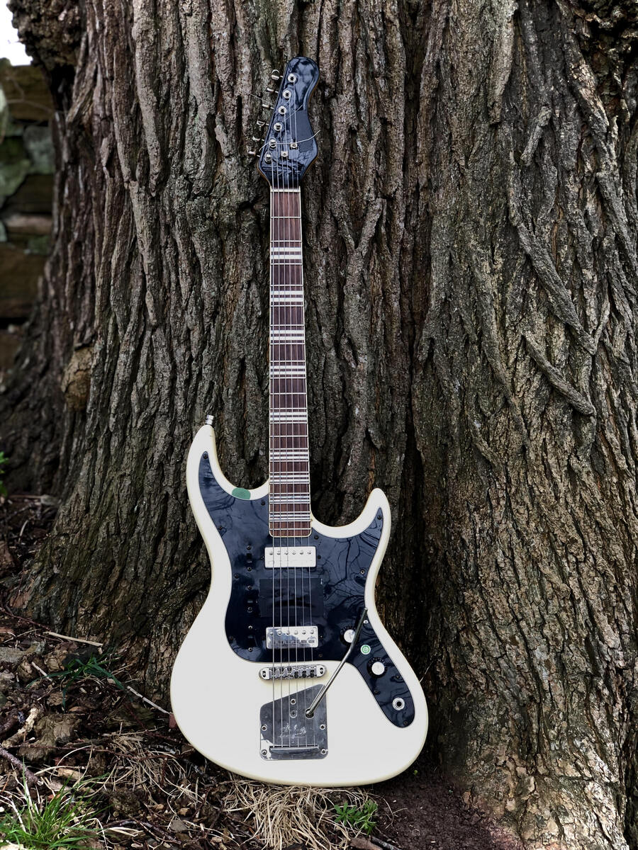Music Gear Setup by i7extreme featuring Hofner (Höfner) HCT Galaxie