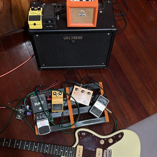 Photo of Tagima TW-61 and more gear in a pedalboard, guitar, and amplifier
