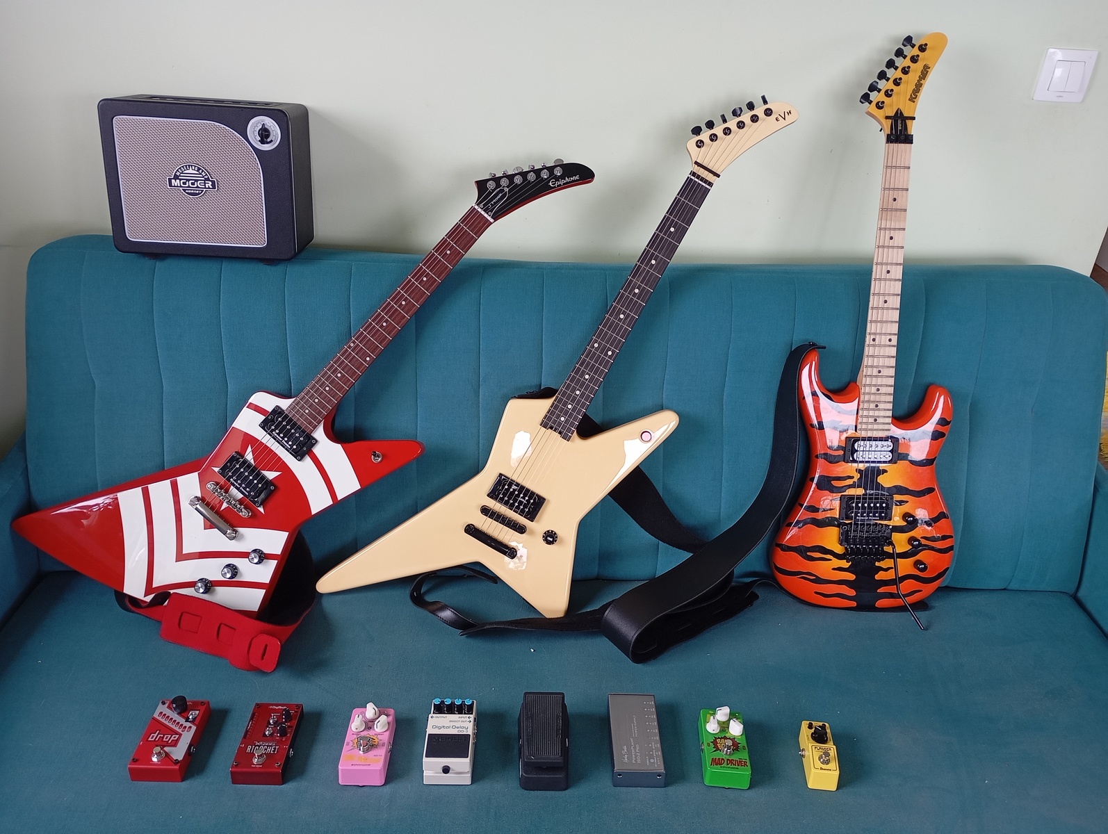 Metal Pedalboard by strachowyj featuring EVH Limited Edition Star TOM, Epiphone Ltd. Ed. Jason Hook M-4 Explorer, and Kramer Pacer/Baretta Vintage Mutt and 10 more pieces of gear