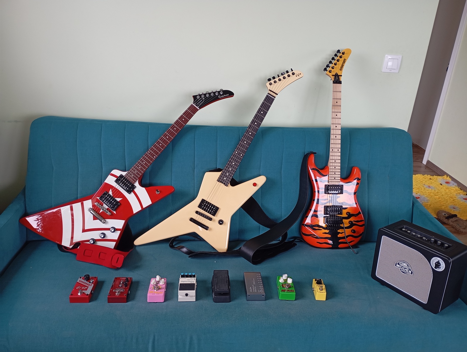Metal Pedalboard by strachowyj featuring EVH Limited Edition Star TOM, Epiphone Ltd. Ed. Jason Hook M-4 Explorer, and Kramer Pacer/Baretta Vintage Mutt and 9 more pieces of gear