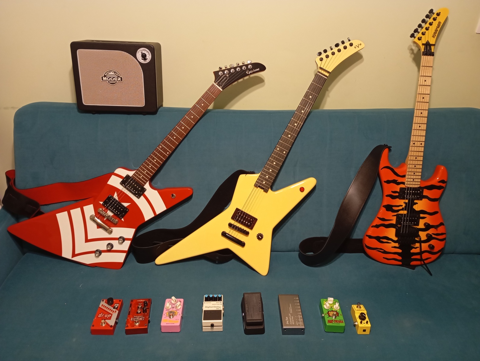 Metal Pedalboard by strachowyj featuring EVH Limited Edition Star TOM, Epiphone Ltd. Ed. Jason Hook M-4 Explorer, and Kramer Pacer/Baretta Vintage Mutt and 11 more pieces of gear