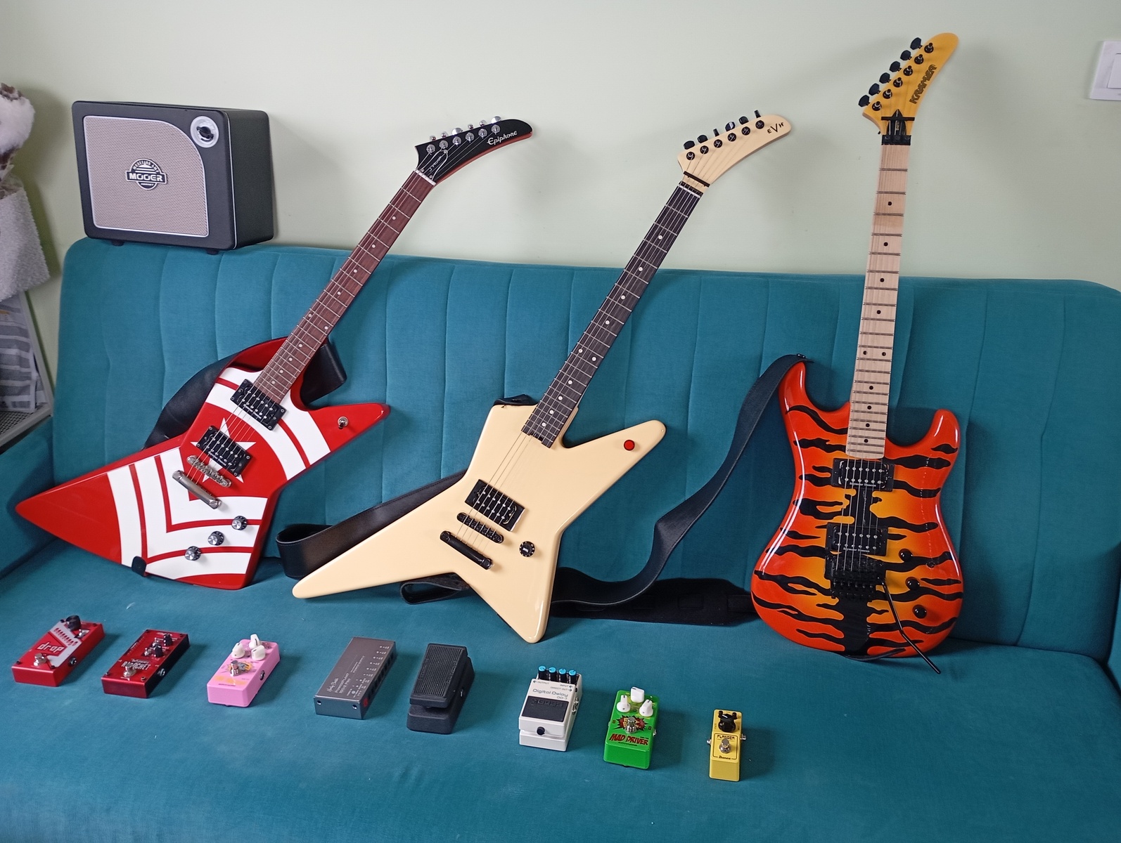 Metal Pedalboard by strachowyj featuring EVH Limited Edition Star TOM, Epiphone Ltd. Ed. Jason Hook M-4 Explorer, and Kramer Pacer/Baretta Vintage Mutt and 10 more pieces of gear