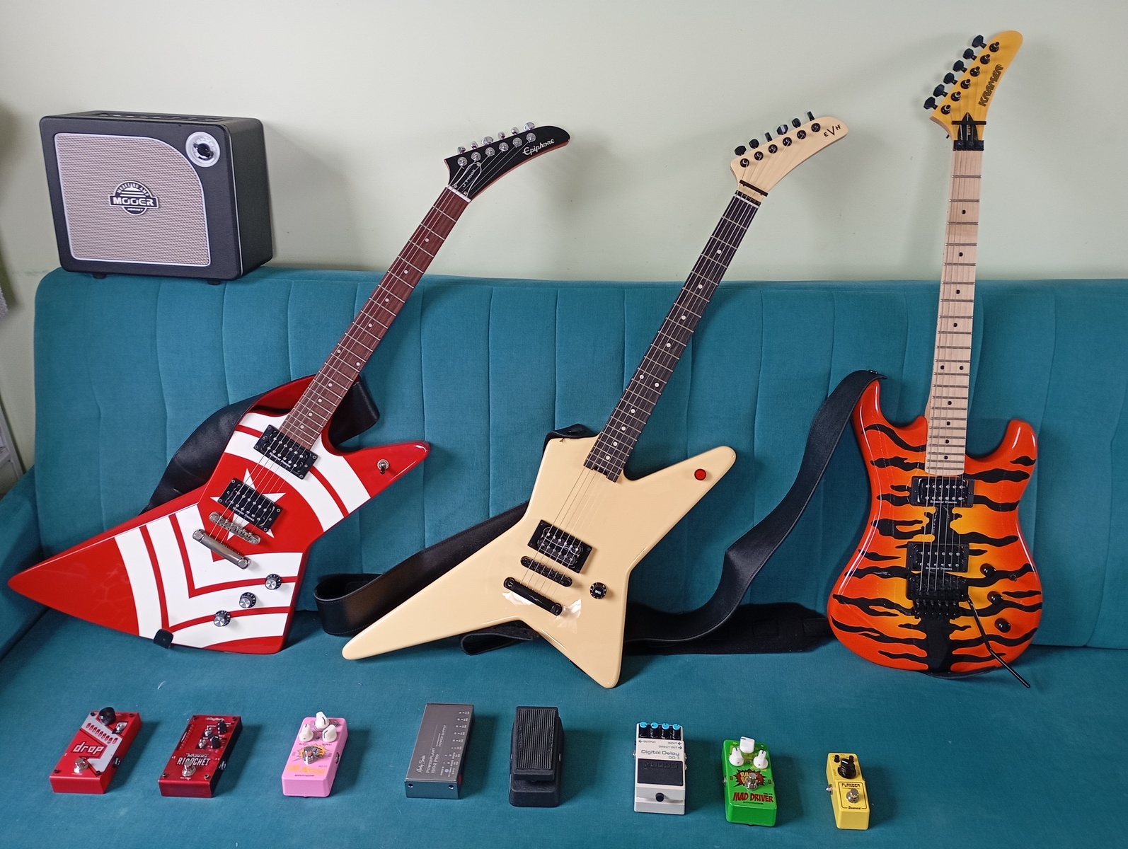 Metal Pedalboard by strachowyj featuring EVH Limited Edition Star TOM, Epiphone Ltd. Ed. Jason Hook M-4 Explorer, and Kramer Pacer/Baretta Vintage Mutt and 10 more pieces of gear