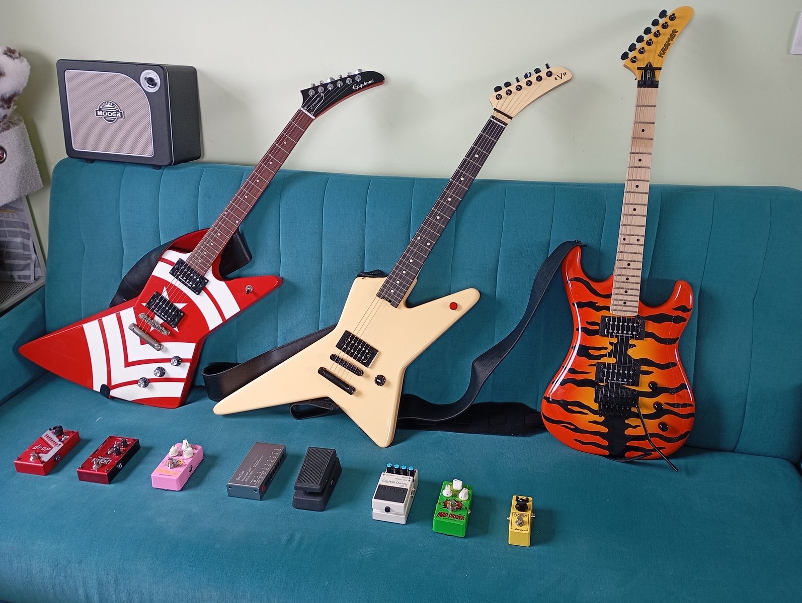 Metal Pedalboard by strachowyj featuring EVH Limited Edition Star TOM, Kramer Pacer/Baretta Vintage Mutt, and Epiphone Ltd. Ed. Jason Hook M-4 Explorer and 11 more pieces of gear