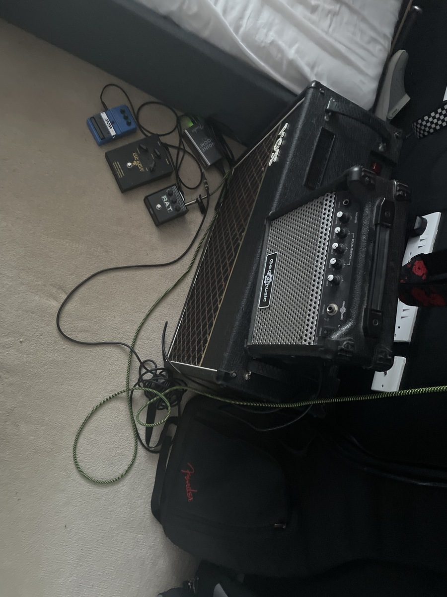 Amp Rig by kitzi featuring Vox Rose Morris AC30TBR (1985-1988), Pro Co RAT 2, and Electro-Harmonix "Black Russian" Big Muff Pi V8 and 1 more piece of gear