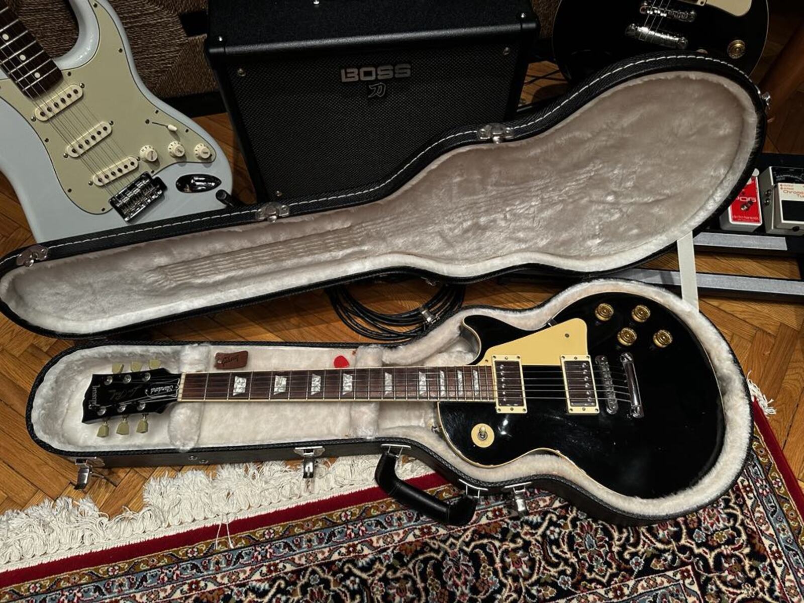 Music Gear Setup by romeo_kelemen featuring 1997 Gibson Les Paul Standard, Fender Classic Player '60s Stratocaster Electric Guitar, and Boss Katana 50 Gen 3 and 3 more pieces of gear