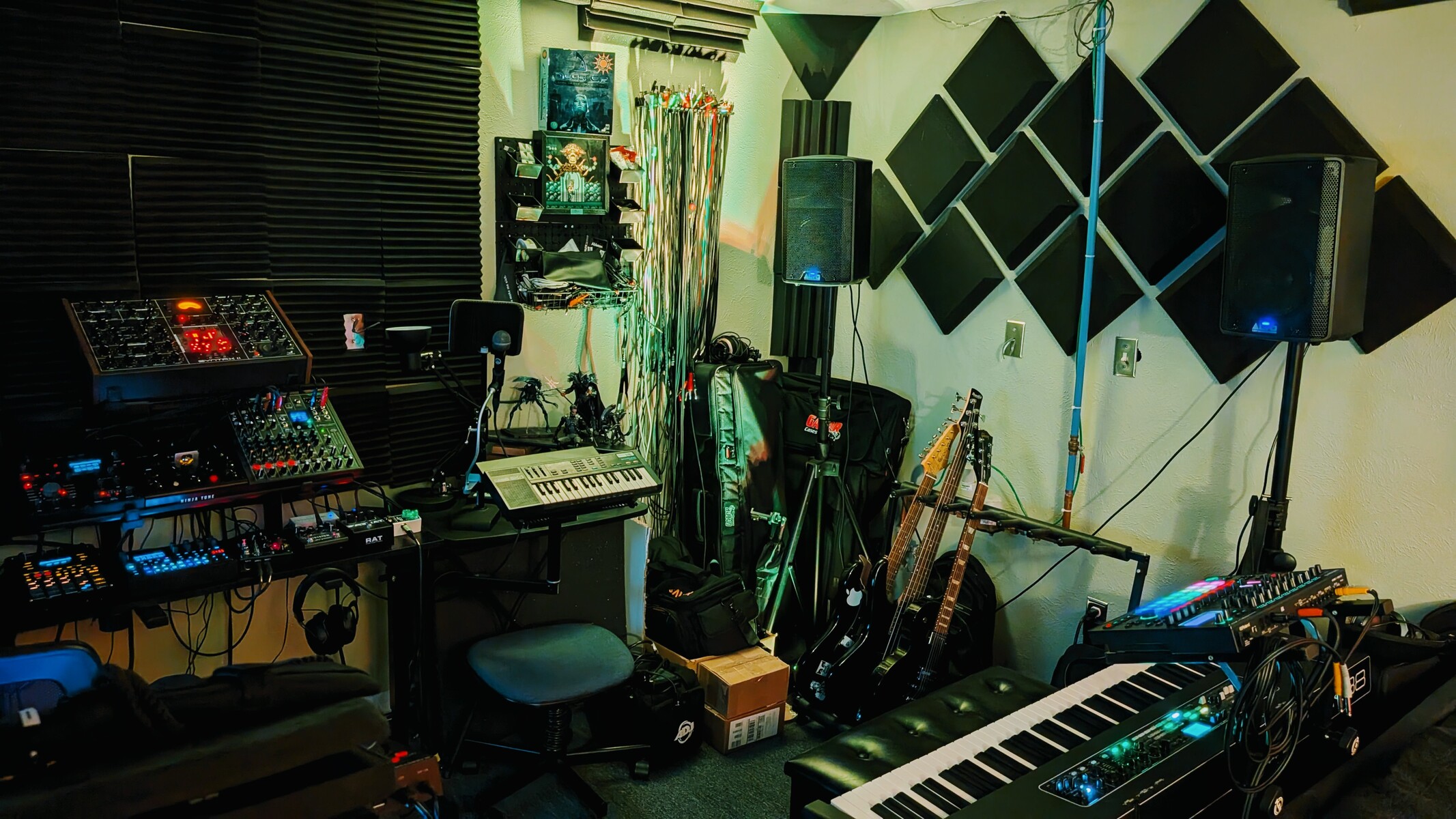 Electronic Studio Setup by freezeetch featuring Erica Synths Syntrx II Analog Synthesizer, Elektron Analog Heat +FX Dynamic Sound Processor, and Erica Synths/Ninja Tune Zen Delay and 19 more pieces of gear