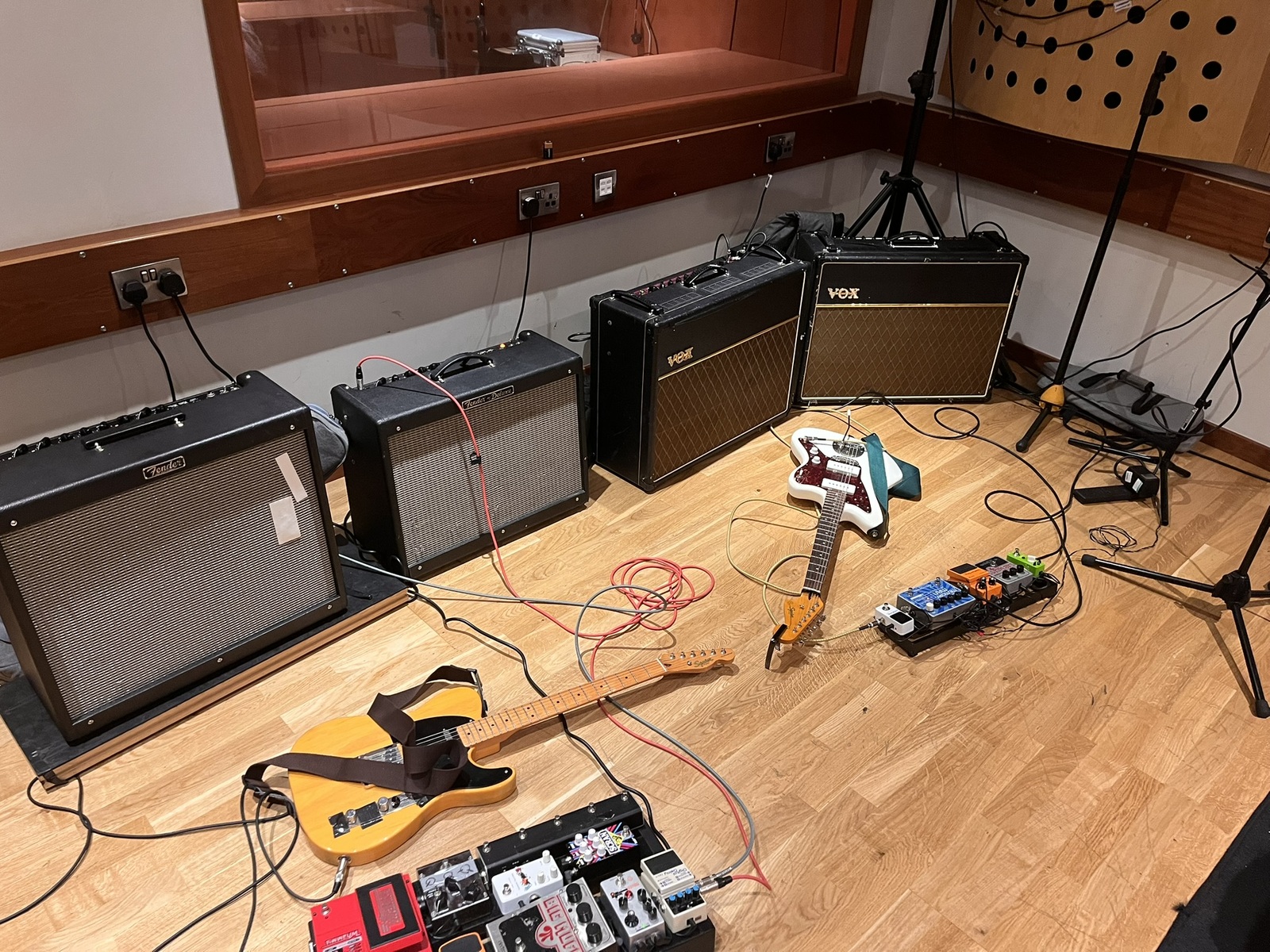 Fender Pedalboard by fred_mile1 featuring Fender Hot Rod DeVille 212 III 60W 2x12 Tube Guitar Combo Amp, Fender Hot Rod Deluxe, and Vox AC30 Guitar Combo Amp