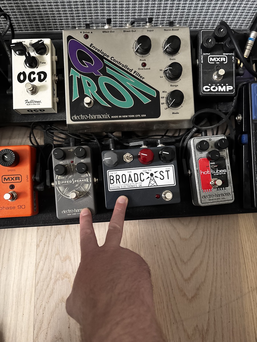 Electro-Harmonix Pedalboard by diogo_valerio featuring Hudson Electronics Broadcast, Electro-Harmonix Original Q-Tron, and MXR M101 Phase 90 and 4 more pieces of gear