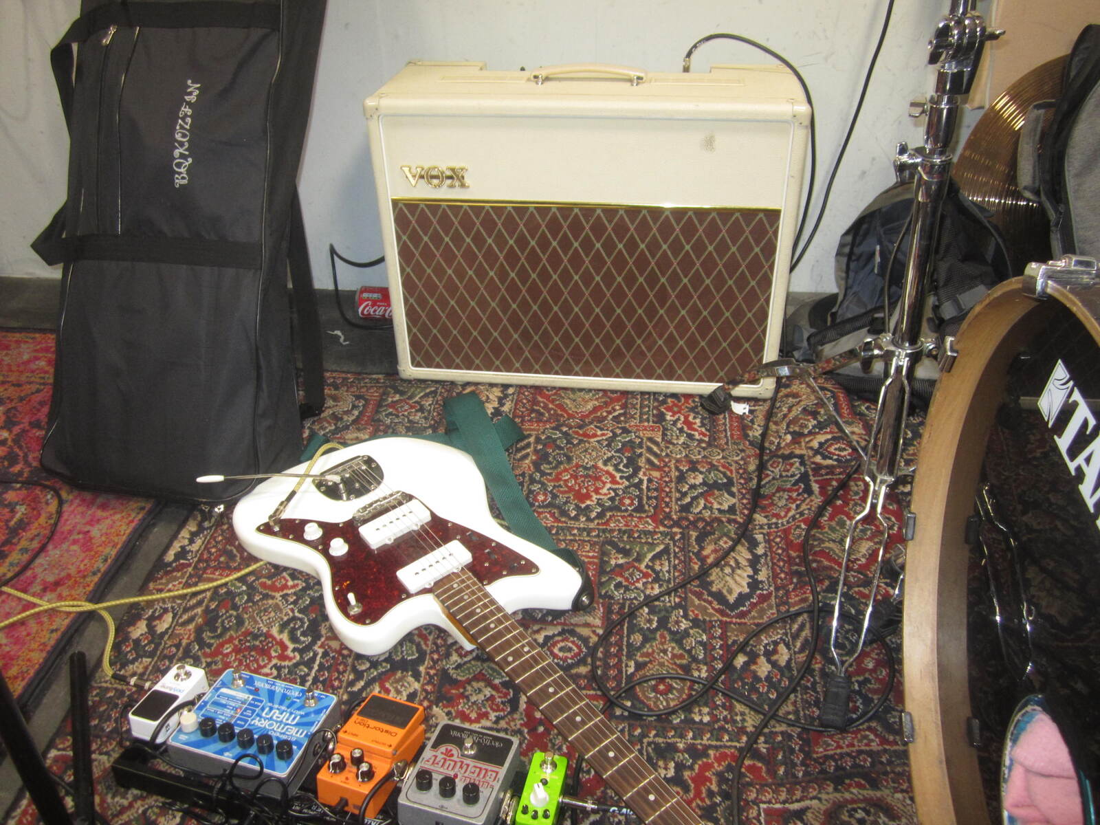 Pedalboard by fred_mile1 featuring Vox AC15 White Bronco, Squier Classic Vibe '60s Jazzmaster, and Electro-Harmonix Little Big Muff Pi and 3 more pieces of gear