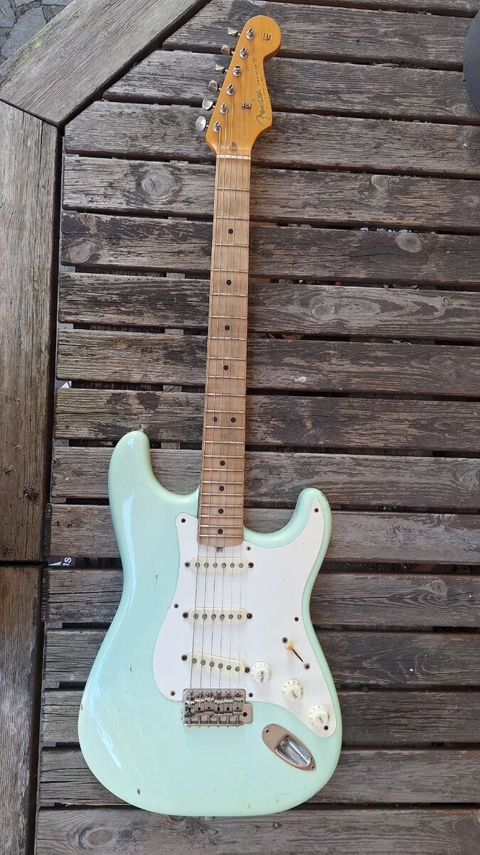 Studio Setup by sacha_il_bove_show featuring Fender American Vintage '57 Stratocaster (1982-1999)