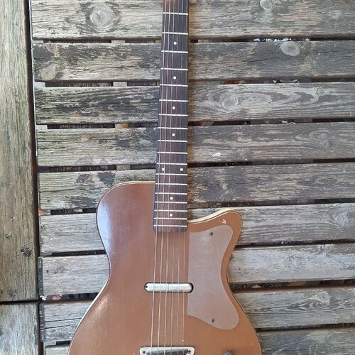 Photo of Silvertone U1 in a studio, guitar, and live