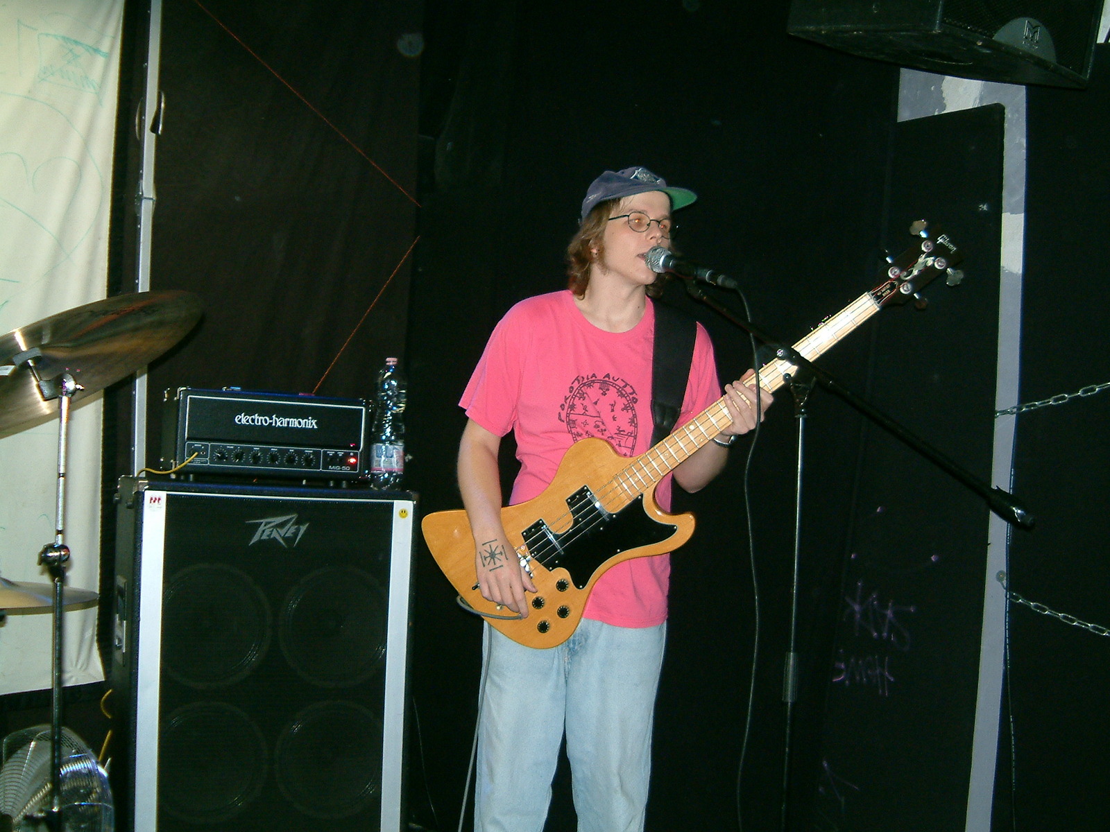 Metal Live Rig by kezdemfeladni featuring Electro-Harmonix MIG-50 50 Watt 2-Channel Tube Guitar Head, Peavey 4x12 Speaker Cabinet, and Gibson RD Artist Bass