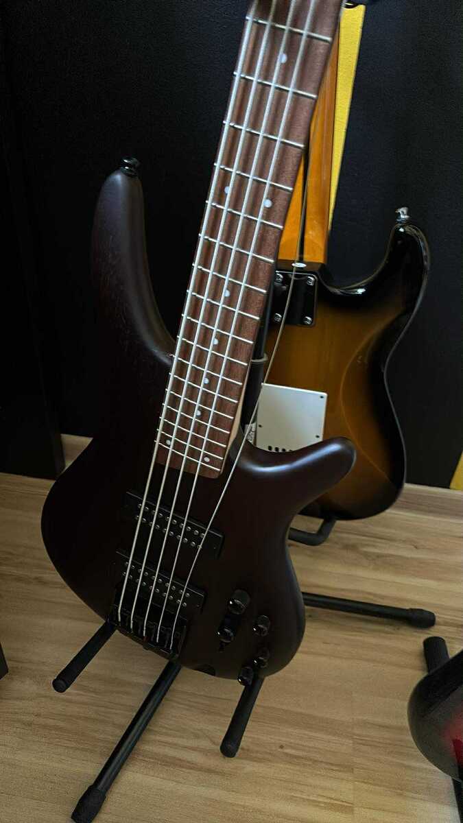 Squier Bass Rig by nero134 featuring ibanez SR305EB and Squier Stratocaster