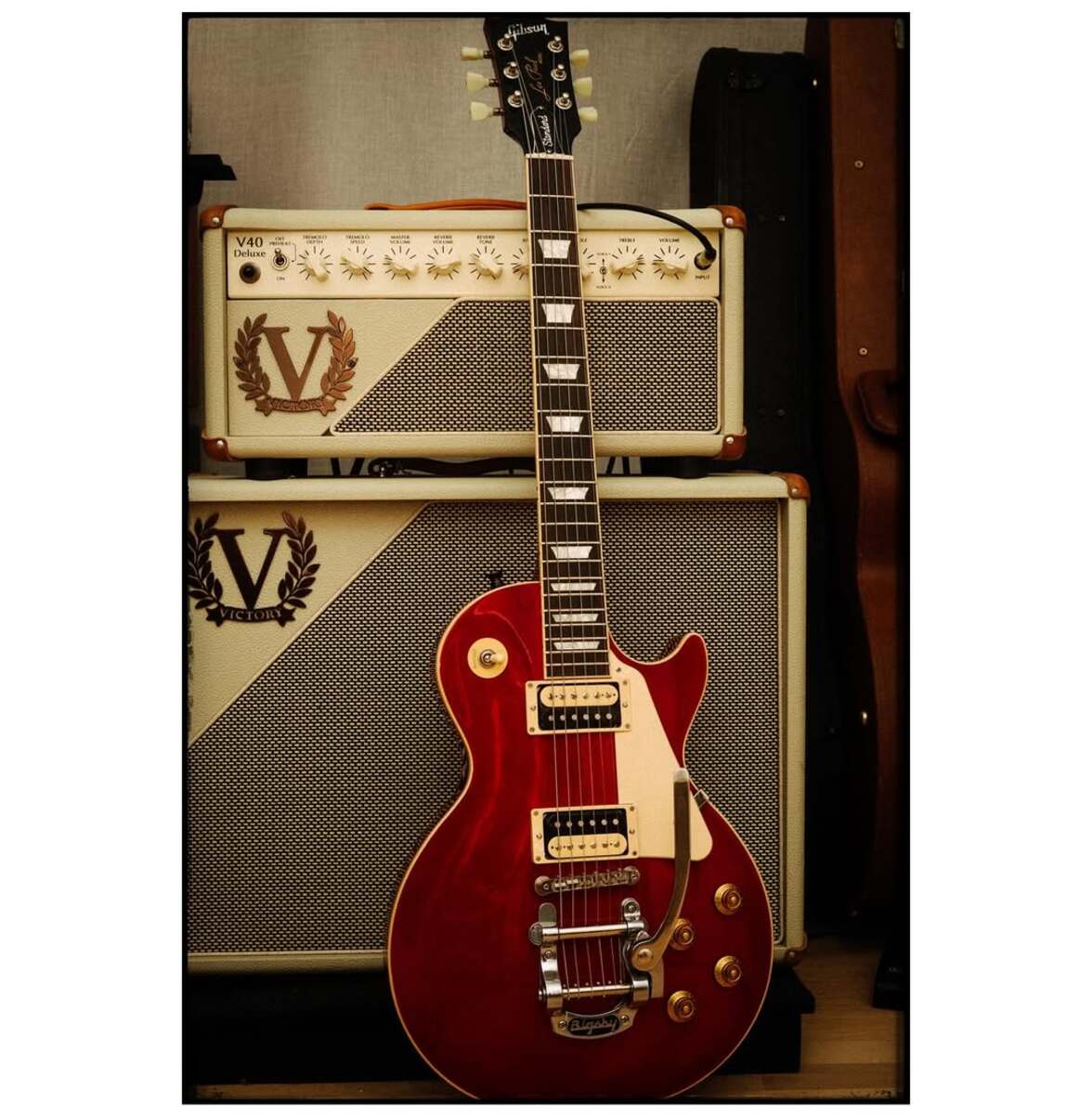 Victory Amp Rig by lazarus featuring Gibson Les Paul Classic, Victory Amplification V40 Deluxe The Duchess 40-watt Guitar Head, and Victory Amplification V112-WC-75 75-watt 1 x 12-inch Wide Body Extension Speaker Cabinet
