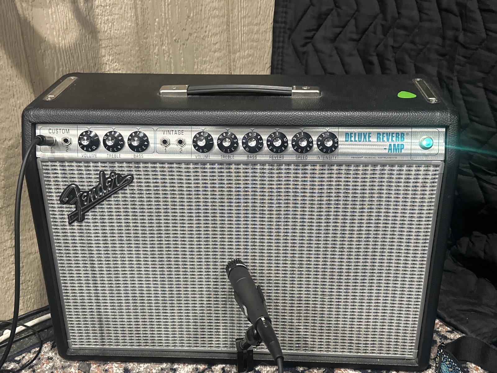 Shure Live Rig by jackwilliam featuring Fender '68 Custom Deluxe Reverb and Shure SM57
