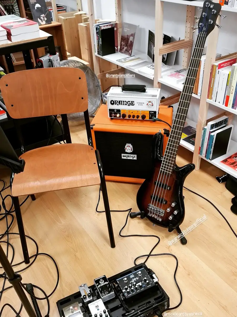 Metal Live Rig by raphbass featuring Orange Terror Bass, Orange OBC112 Bass Cabinet, and Warwick Streamer LX5 Bass Guitar and 5 more pieces of gear