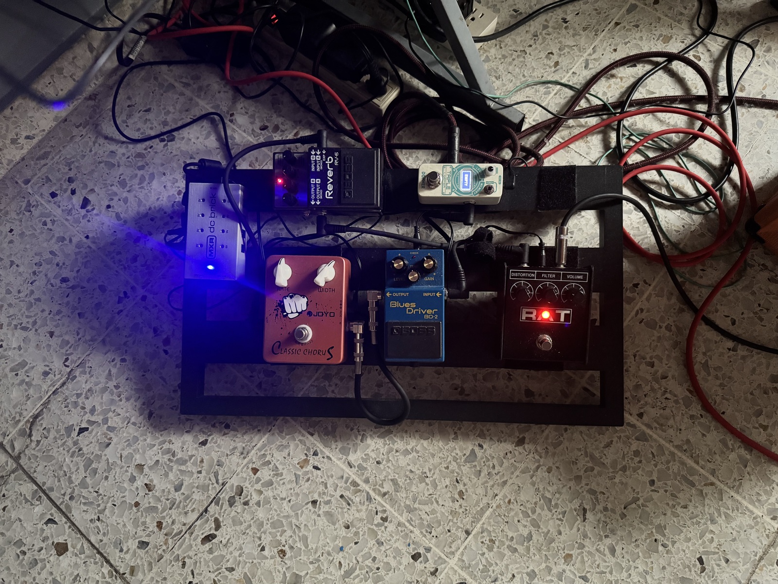 Boss Music Gear Setup by edsito featuring Joyo Classic Chorus, Boss RV-6 Reverb, and MXR DC Brick™ Power Supply – M237 and 2 more pieces of gear