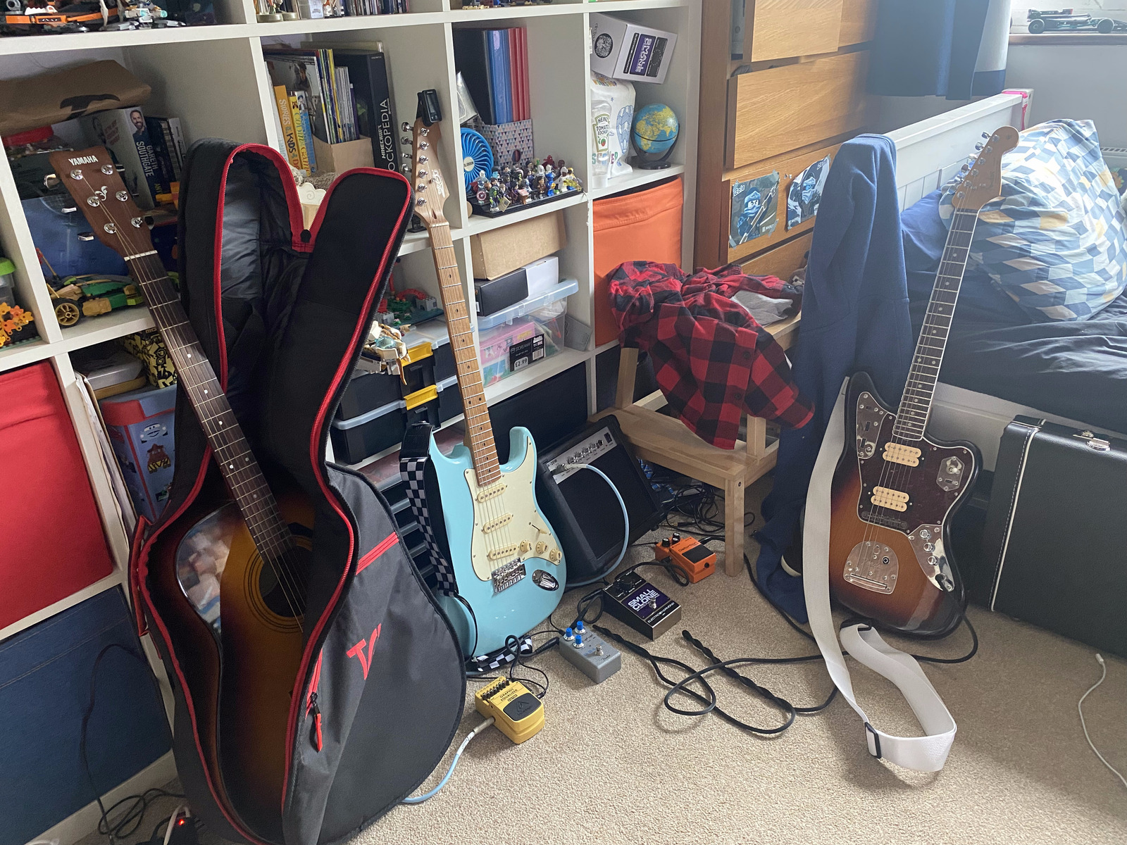 Pedalboard by duxity featuring Fender Kurt Cobain Jaguar, Behringer EQ700 Graphic Equalizer, and Yamaha F310 TBS and 5 more pieces of gear