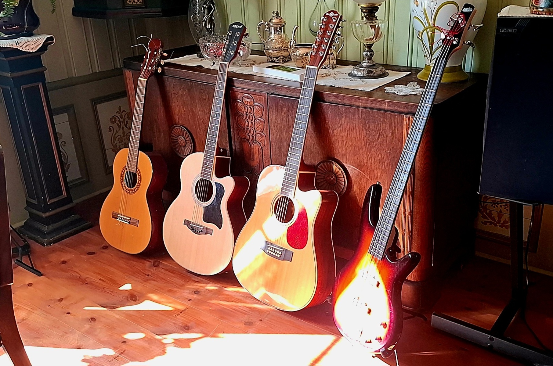 Metal Bass Rig by lars_gustav_larsson featuring Cataluna SGN4060 Classic Guitar, Gecko Musical Intrument Co Gecko GF-40EQ Electro Acoustic Guitar, and Gear4Music DN-112NT 12 String Acoustic Guitar and 6 more pieces of gear