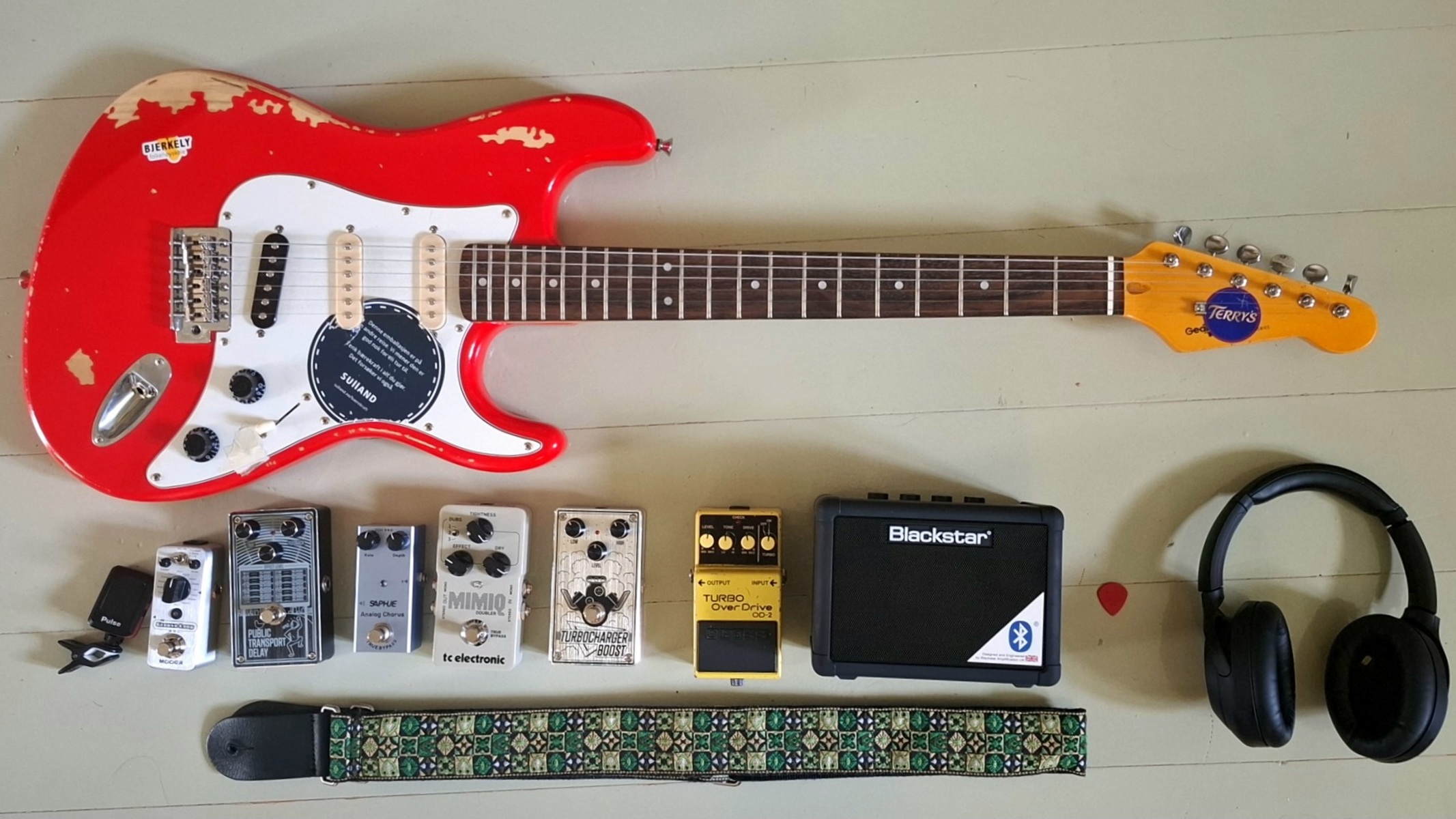 Pedalboard by lars_gustav_larsson featuring Gear4Music LA Electric Guitar, Pulse TU-14B Clip-on Tuner, and Mooer Groove Loop and 9 more pieces of gear