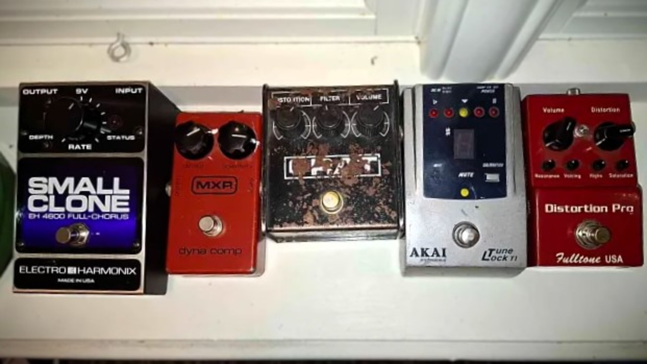 Pedalboard by lars_gustav_larsson featuring Electro-Harmonix EH-4600 Small Clone, MXR M102 Dyna Comp, and Pro Co RAT and 2 more pieces of gear