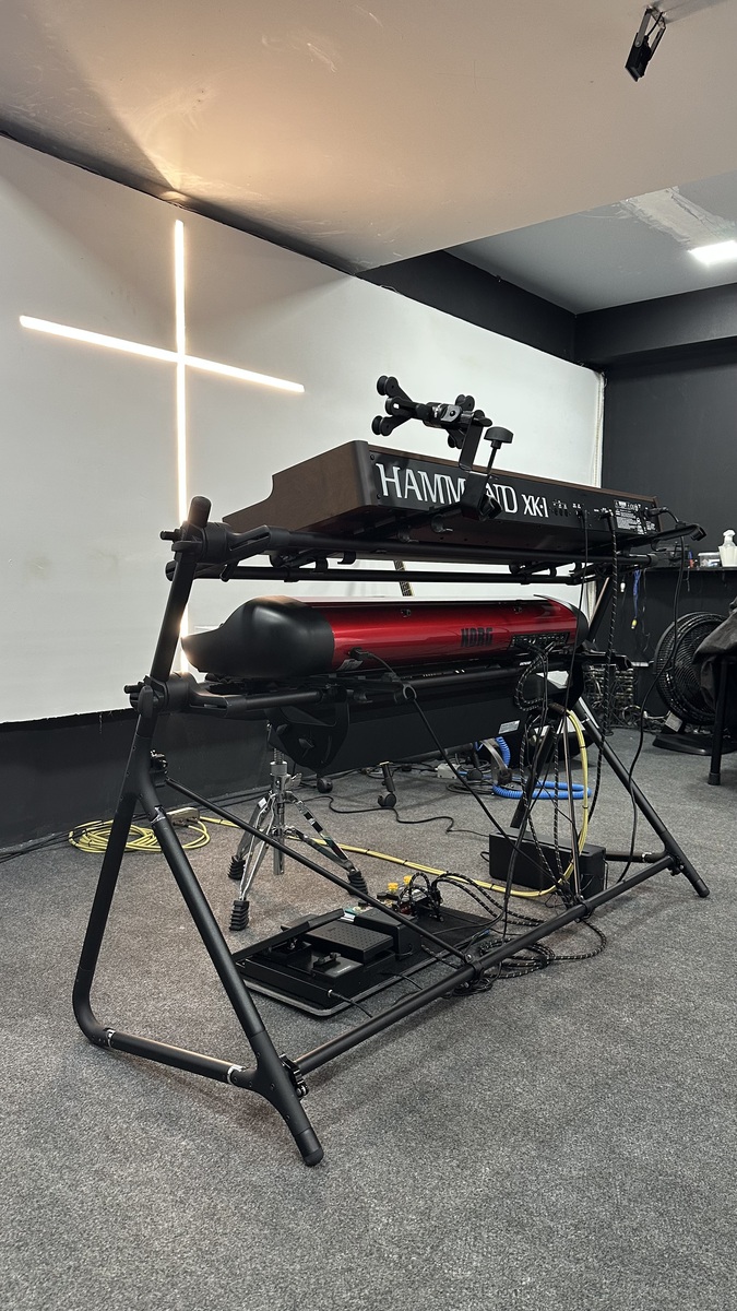 Sequenz Live Rig by kleimermartins featuring Hammond XK-1, Korg SV-1 Stage Vintage Piano, and Sequenz SonicBar Monitor for Sequenz Stands and 1 more piece of gear