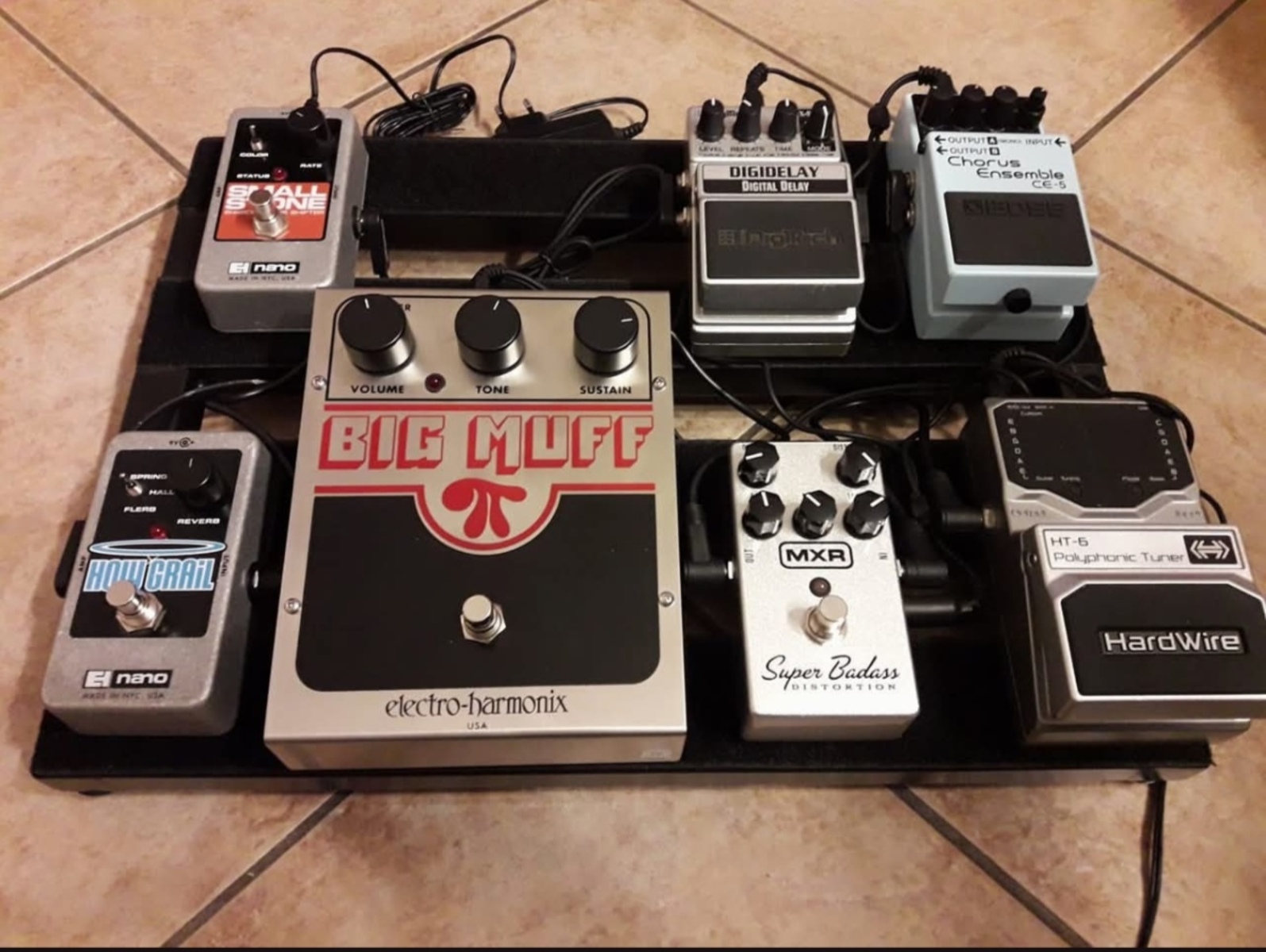 Electro-Harmonix Music Gear Setup by sandro_picollo featuring MXR M75 Super Badass Distortion, Electro-Harmonix Big Muff Pi, and Boss CE-5 Chorus Ensemble and 3 more pieces of gear