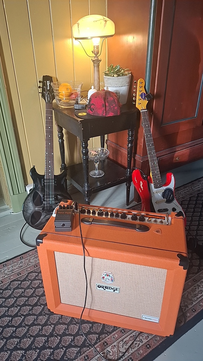 Metal Amp Rig by lars_gustav_larsson featuring Orange Amplifiers Crush Pro CR60C 60W Guitar Combo Amp, Hamer XT Series Skulls, and Boss MT-2 Metal Zone and 1 more piece of gear