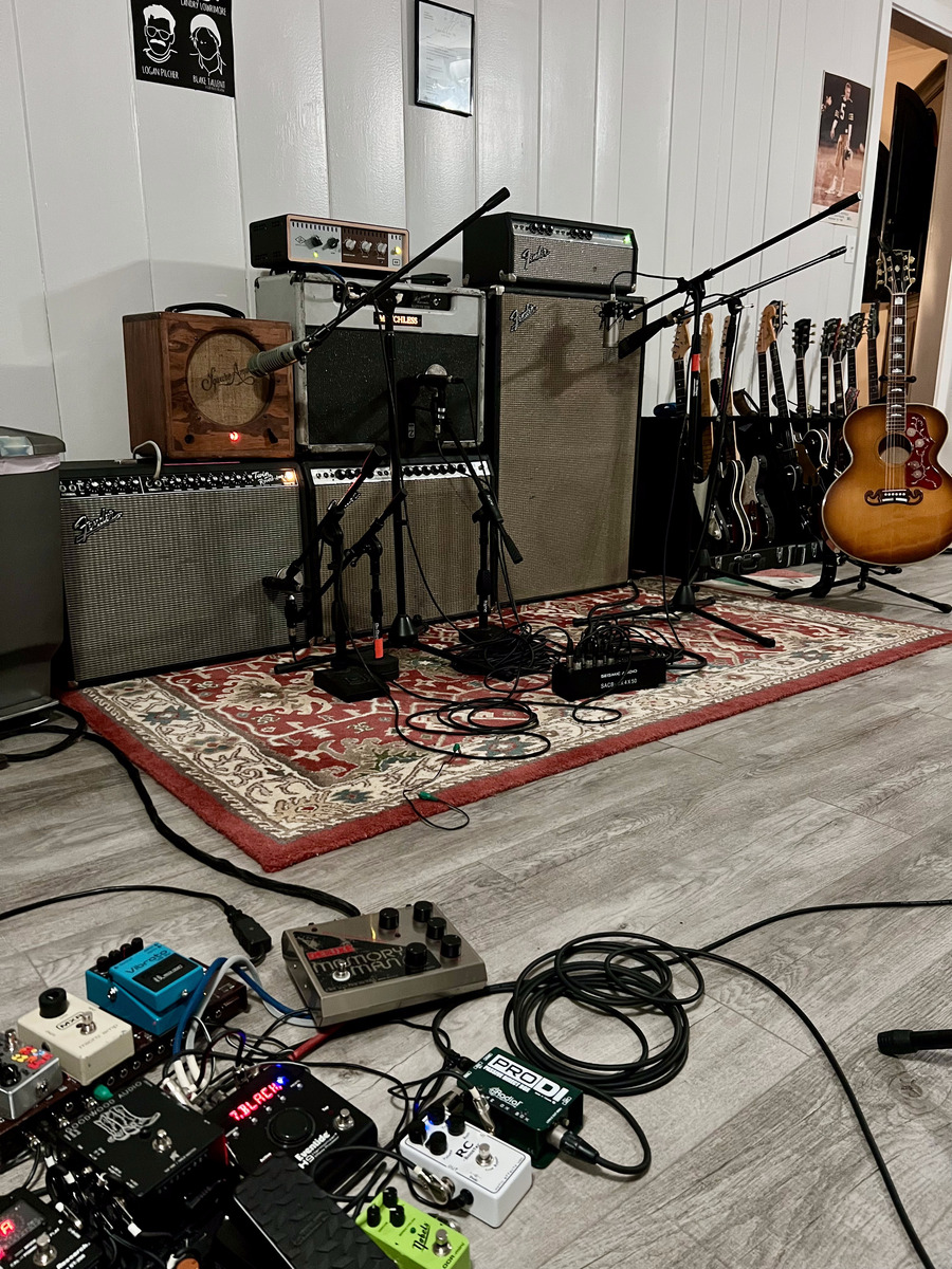 Country Amp Rig by blaketallent featuring Electro-Harmonix EH-7850/EC-2000/EC-2002 Deluxe Memory Man, Gibson J-200, and Fender Vintage Reissue '65 Twin Reverb 85W 2x12 Guitar Combo Amp and 5 more pieces of gear