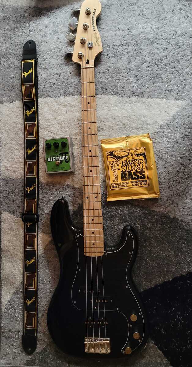 Pedalboard by vina featuring Squier Precision Affinity PJ, Electro-Harmonix Bass Big Muff Pi Fuzz, and Ernie Ball Hybrid Slinky Bass Strings (45-105) and 1 more piece of gear