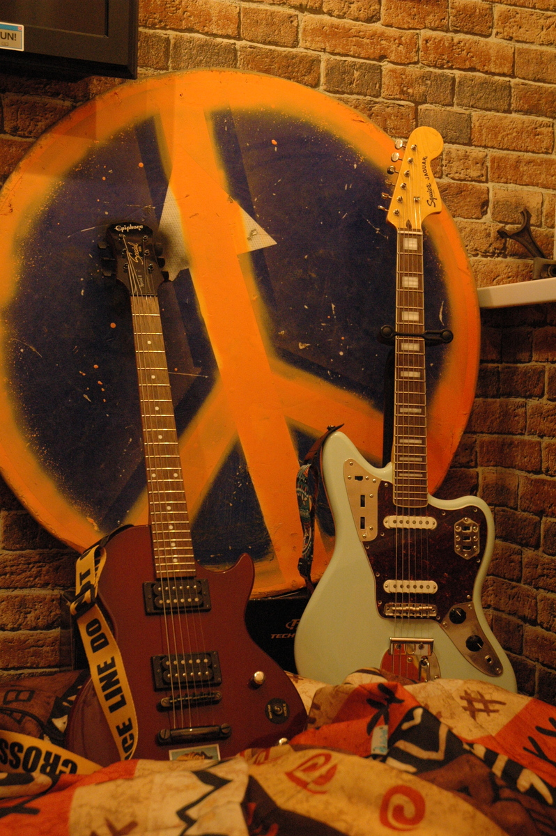 Epiphone Music Gear Setup by sop2sop featuring Squier Classic Vibe '70s Jaguar and Epiphone Les Paul Special II