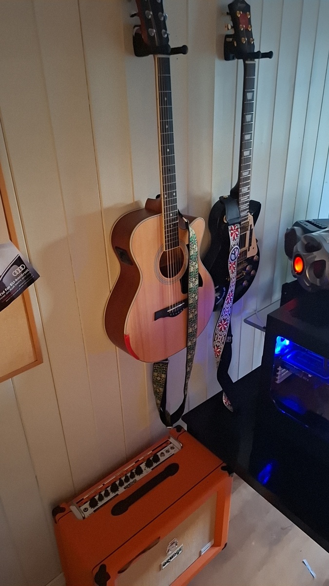 Amp Rig by lars_gustav_larsson featuring Gecko Musical Intrument Co Gecko GF-40EQ Electro Acoustic Guitar, Morgan Guitars (Norway) Legend Series LP 40 GP, and Orange Amplifiers Crush Pro CR60C 60W Guitar Combo Amp and 1 more piece of gear