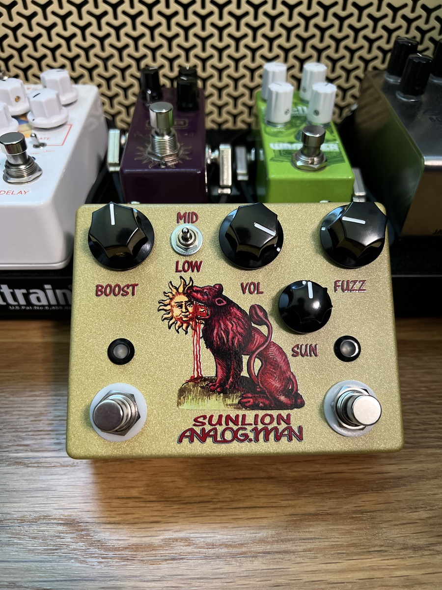 Pedalboard by sprucebringsteen featuring Analog Man Sun Lion Fuzz Pedal
