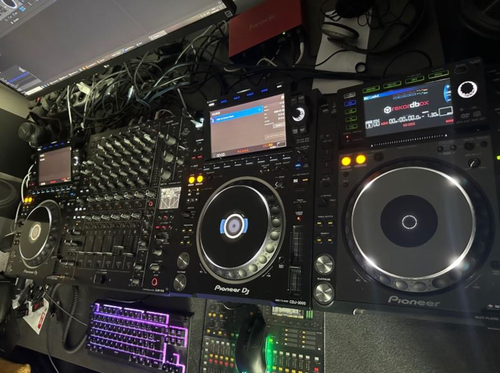 Electronic DJ Setup by utca featuring Pioneer DJM-V10 6-Channel Professional Mixer, Pioneer DJ CDJ-3000, and Pioneer CDJ-2000 Nexus